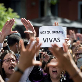 Concentración feminista contra el fallo judicial de La Manada en la Puerta del Sol, coincidiendo con el acto conmemorativo de la Fiesta del 2 de Mayo, celebrado en la Real Casa de Correos de Madrid. EFE/Luca Piergiovanni
