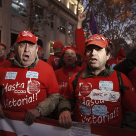 Trabajadores de Coca-Cola exigen la readmisión de la plantilla tras la sentencia de la Audiencia Nacional, esta tarde en Madrid. -EFE/Kiko Huesca