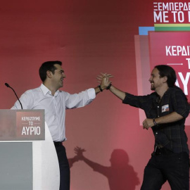 Tsipras e Iglesias, en un acto de Syriza en Atenas la semana pasada. EFE/EPA/YANNIS KOLESIDIS