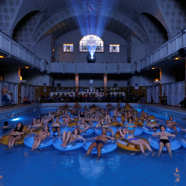 La gente asiste a la proyección de la película 'Tiburón', del director Steven Spielberg, que se proyectó en los baños públicos Estrasburgo durante el Festival de Cine Fantástico Europeo. REUTERS/Vincent Kessler