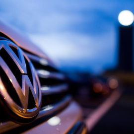 El logo de Volkswagen en un vehículo.