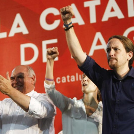 Lluís Rabell y Pablo Iglesias, al finalizr el mitin./ EFE