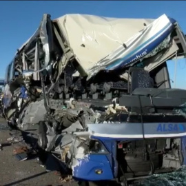 Imagen de autobús siniestrado en Soria al colisionar contra un camión. Una mujer ha fallecido y siete han resultado heridas graves.