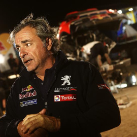 El piloto español Carlos Sainz atiende a la prensa en el campamento tras abandonar en la quinta etapa del rally Dakar. /EFE