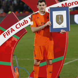 Iker Casillas al recoger en Marruecos el emblema que distingue al Real Madrid como campeón del mundo de clubes. /REUTERS