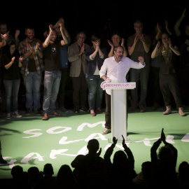 El miembro de la Candidatura d'Unitat Popular, CUP, Antonio Baños, durante el acto electoral de cierre de campaña que su formación ha celebrado en la localidad barcelonesa de Badalona. EFE / Alejandro García
