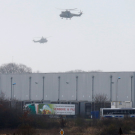 Dos helicópteros de las fuerzas de intervención francesas planean sobre el lugar donde los sospechosos de la masacre de Charlie Hebdo han tomado rehenes, al noreste de París. - REUTERS / Pascal Rossignol