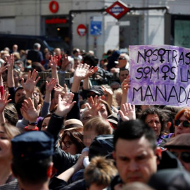 Concentración feminista contra el fallo judicial de La Manada en la Puerta del Sol, coincidiendo con el acto conmemorativo de la Fiesta del 2 de Mayo, celebrado en la Real Casa de Correos de Madrid. - EFE