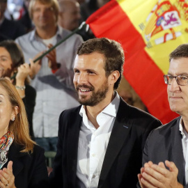El presidente del Partido Popular, Pablo Casado, junto al presidente de la Xunta, Alberto Núñez Feijóo, y la candidata al Cogreso Ana Pastor, al comienzo del acto político dentro de la campaña electoral para las elecciones generales, esta m