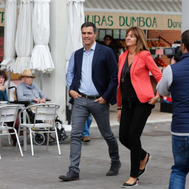 El secretario general del PSOE, Pedro Sánchez (i), junto a la candidata socialista a lehendakari, Idoia Mendia (d),poco antes del acto electoral de la campaña vasca celebrado San Sebastián la semana pasada. EFE/ Juan Herrero.