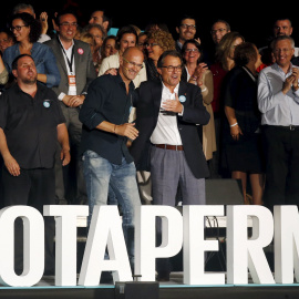 El president de la Generalitat, Artur Mas, con el cabeza de lista de Junts Pel Sí, Raul Romeva, y el presidente de ERC, Oriol Junqueras, en el mitin de cierre de campaña en Barcelona. REUTERS/Albert Gea