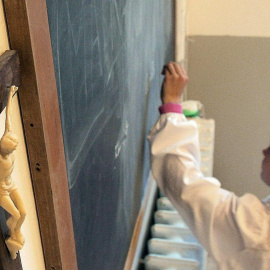 Una cruz en un colegio privado.