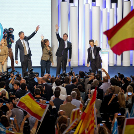 El presidente del Gobierno, Mariano Rajoy, el expresidente francés Nicolas Sarkozy, la presidenta del PPC, Alicia Sánchez-Camacho, el candidato del PPC a la presidencia de la Generalitat, Xavier García Albiol, y la secretaria general del PP