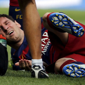 Messi se duele en el césped tras su lesión contra Las Palmas. REUTERS/Sergio Pérez