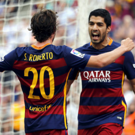 Suárez celebra con Sergi Roberto uno de sus goles a Las Palmas. REUTERS/Sergio Pérez