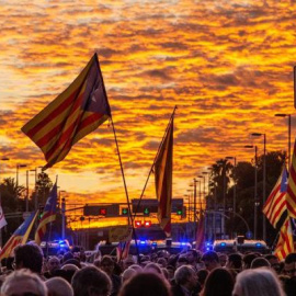 Manifestació contra la presència del rei Felip VI a Barcelona aquest dilluns a l'avinguda Diagonal. EFE