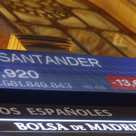 La cotización del Banco Santander en las pantallas de la Bolsa de Madrid. EFE