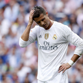 Cristiano Ronaldo se lamenta durante el partido ante el Málaga. REUTERS/Juan Medina