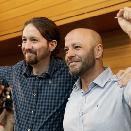 Pablo Iglesias y el candidato de En Marea, Luis Villares, en el mitin central de A Coruña. / MANUEL MARRAS