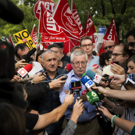 Los secretarios generales de UGT y CCOO , Pepe Álvarez e Ignacio Fernández Toxo, atienden a los medios durante su participación en una concentración ante la sede de la UE para expresar su rechazo al TTIP  y el CETA. EFE/Luca Piergiovanni