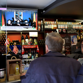 Varias personas en un bar en Bilabo miran la información en la televisión del anuncio del "desmantelamiento total" de ETA. REUTERS/Vincent West