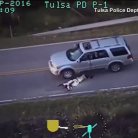 Imagen del video de la Policía de Tulsa (Oklahoma) que muestra a Terence Crutcher después de haber sidio abatido por agentes de la policia en la carretera cuando su coche se había averiado. REUTERS