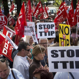 Los sindicatos UGT y CCOO han convocado una protesta contra el TTIP y el CETA ante el edificio de la Comisión Europea en Madrid/EFE