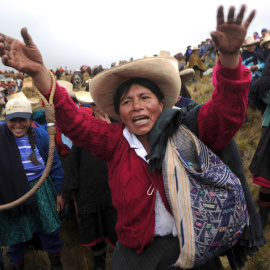 Una mujer andina protesta por el proyecto de la mina Conga en Cajamarca, Perú, en 2011. AFP
