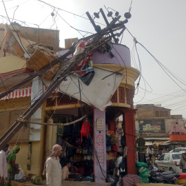 Poste eléctrico derribado por una tormenta en Alwar, en el estado occidental de Rajasthan, India. REUTERS