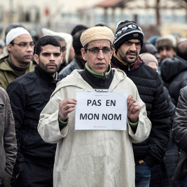Un musulmán sostiene un cartel que dice "No en mi nombre", durante una manifestación cerca de una mezquita en Saint-Etienne (Francia). /JEAN PHILIPPE (AFP)