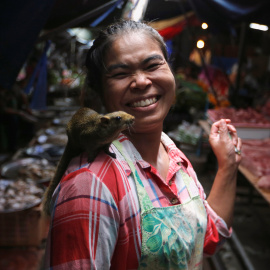 Una mujer camina con una ardilla en su hombro en el Mercado Maeklong en las afueras de Bangkok.REUTERS/Jorge Silva