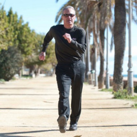 Jordi Llopart marchando por la calle.