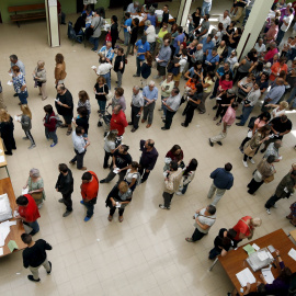 Colas de personas esperan para poder votar en un colegio electoral de  Barcelona. REUTERS/Albert Gea