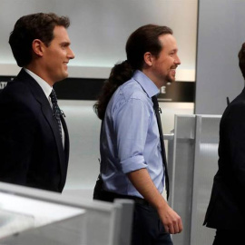 Los líderes de Ciudadanos, Albert Rivera, Unidas Podemos, Pablo Iglesias y del PP, Pablo Casado, momentos antes del inicio del único debate electoral. (JUAN CARLOS HIDALGO | EFE)