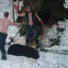 Padre e hijo se felicitan tras matar de forma ilegal una osa en Alaska/ THE HUMANE SOCIETY