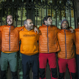 Equipo 3 de ProemAid al completo en Lesbos. Desde la izquierda, David Galindo, Julio Latorre, Manuel Blanco, Enrique Rodríguez, al ser liberados los tres en enero de 2916, con Alejandro Marín y Toni Amador./ MANUEL GÓMEZ