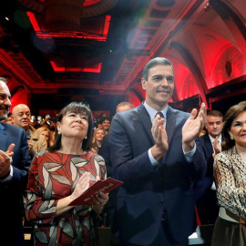 El secretario general del PSOE y presidente del Gobierno, Pedro Sánchez, acompañado de la presidenta del PSOE Cristina Narbona, la vicepresidenta Carmen Calvo, y el ministro de Fomento José Luis Ábalos. - EFE