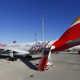 Avión conmemorativo del 70 aniversario del primer vuelo de Iberia a América Latina, con las banderas de los 16 países de la región adonde vuela directo. EFE/J.P Gandul
