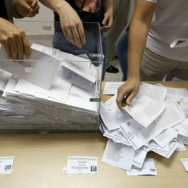 Los miembros de una mesa electoral comienzan el recuento de las papeletas de una urna en las elecciones catalanas del 27-S. REUTERS/Albert Gea