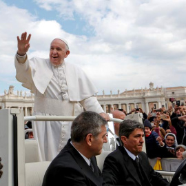 El Papa saluda a los congregados en la Plaza de San Pedro. (REMO CASILLI | REUTERS)
