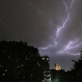 Un rayo sobre en las afueras de la capital india Nueva Delhi. PRAKASH SINGH / AFP