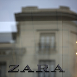 El logo de Zara, en el escaparate de una tienda del grupo en el centro de Madrid. REUTERS/Andrea Comas