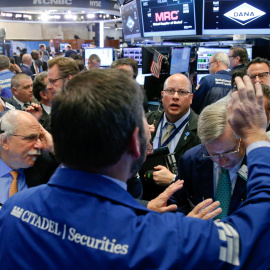 Operadores de la Bolsa de Nueva Yor (NYSE), en Wall Street, tras las lecciones presidenciales en EEUU. REUTERS/Brendan McDermid