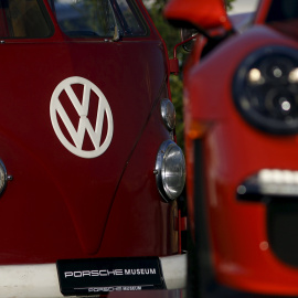 Un autobús Volkswagen ebn el Museo Porsche, en el circuito de Laguna Seca, en California (EEUU). REUTERS/Michael Fiala