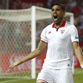 El defensa argentino Gabriel Mercado, del Sevilla FC, celebra su gol, primero del equipo frente al Real Betis, durante el partido de la quinta jornada de Liga en Primera División que se disputa esta noche en el estadio Sánchez Pizjuán, en S