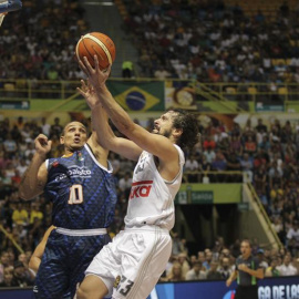 Llull intenta una canasta durante el partido. EFE/Sebastião Moreira