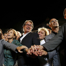 Artur Mas junta las manos con los candidatos de Junts pel Sí./ REUTERS/Andrea Comas