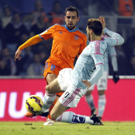 El defensa del Celta Sergi Gómez (d) pugna por un balón con Paco Alcácer, del Valencia. /EFE