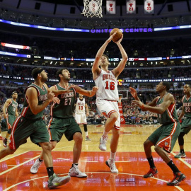 El jugador de Bulls Pau Gasol (c), entra a canasta ante varios jugadores de los Bucks. /EFE
