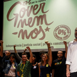 El candidato de la CUP, Antonio Baños, celebra en su sede los resultados de su formación en las elecciones catalanas. EFE/ Quique García